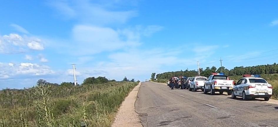 El conductor de una moto fue condenado por desacato en Maldonado vehículos policiales estacionados al costado de un camino