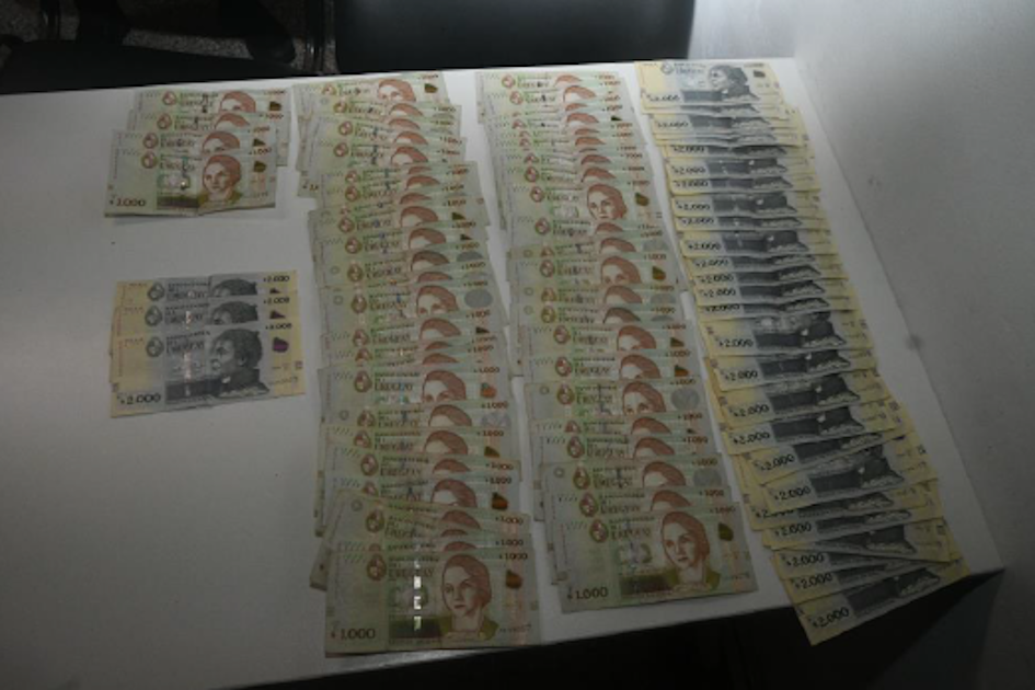 Dinero ubicado en un morral Dinero ubicado en un morral