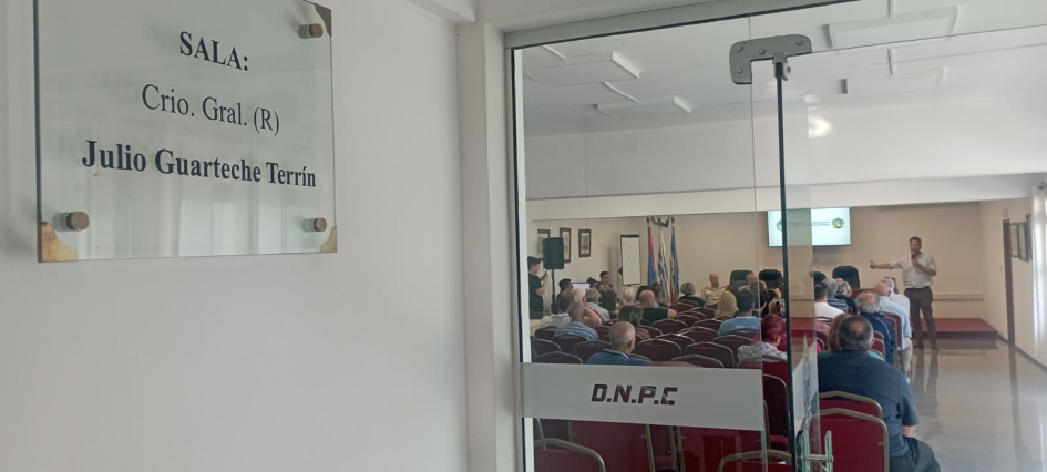 Dentro del salón autoridades escuchan a vecinos