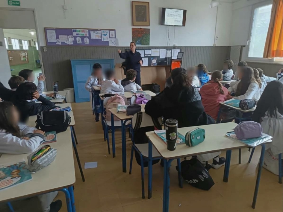 Alumnos de Escuela Nº5 puntaesteña recibieron charla sobre seguridad ciudadana, riesgos en redes soc