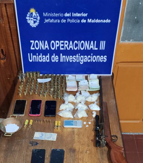 Incautado en allanamientos. Rifle, drogas, celulares y dinero