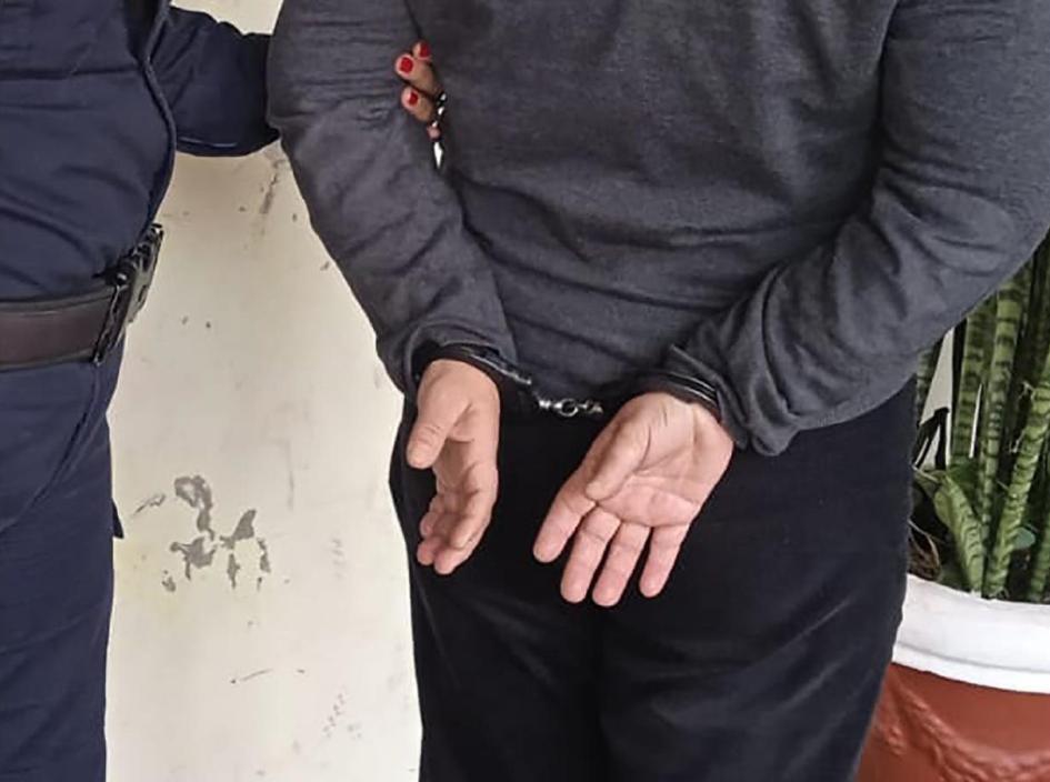 Foto de mujer esposada. Foto de mujer esposada.