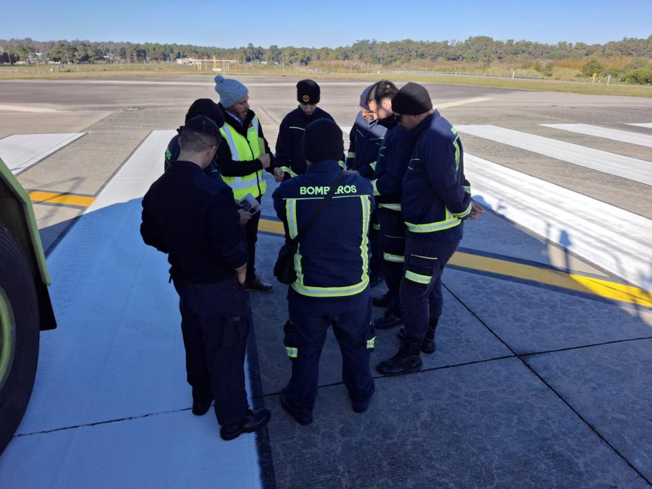 Coordinación de tareas Funcionarios de bomberos y operaciones de AIC coordinando acciones