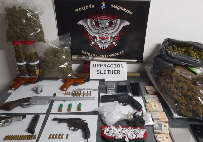 Se exhiben sobre una mesa las armas, municiones, dinero y droga incautada en la operación 
