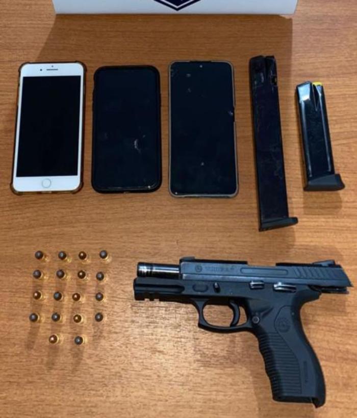 arma, celulares y municiones incuatadas en allanamiento