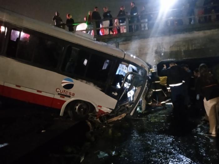 Ómnibus caído en cañada