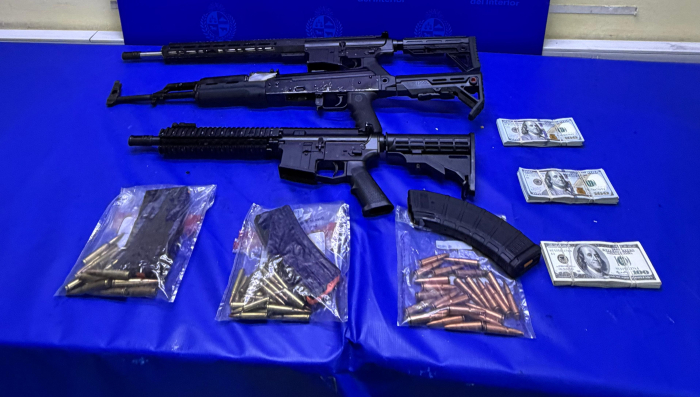 Armas, municiones y dinero incautado. 