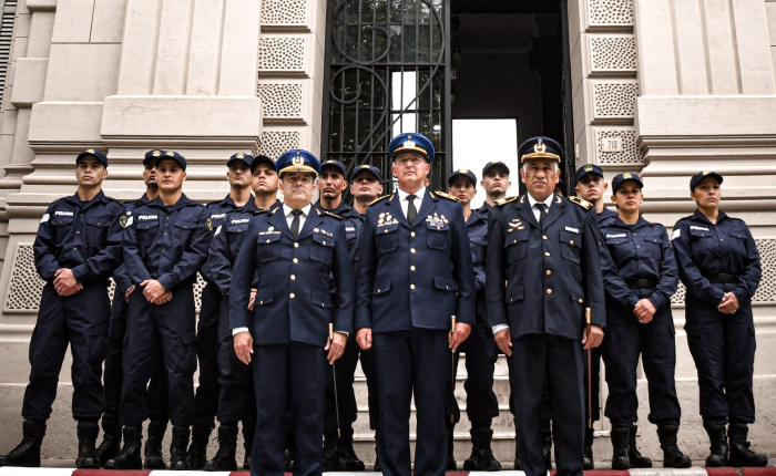 Jefatura de Policía de Cerro Largo celebró su 196.º aniversario con el egreso de 14 nuevos agentes Jefatura de Policía de Cerro Largo celebró su 196.º aniversario con el egreso de 14 nuevos agentes