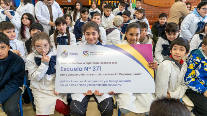 Alumnos de la Escuela 371 con el premio 