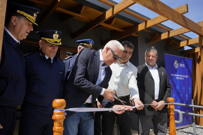 Ministro cortando la cinta en la inauguración de la seccional 7° Ministro cortando la cinta en la inauguración de la seccional 7°