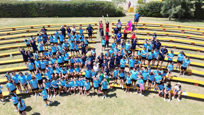vista aérea de los niños,a dolescentes y autoridades que participaron de la actividad 