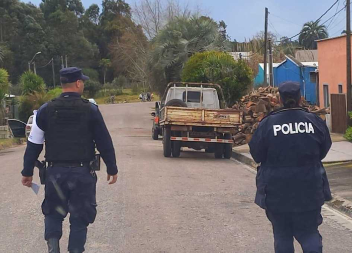 Policias caminando en la vía pública. 