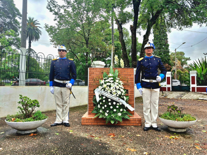 Guardia de honor junto a memorial de policías caidos con ofrenda floral