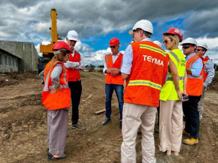 autoridades recorriendo las obras