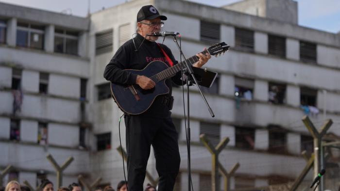 León Gieco lleva su música y mensaje de esperanza a mujeres privadas de libertad