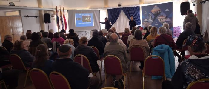 charla sobre estafas reunión de personas por charla sobre estafas