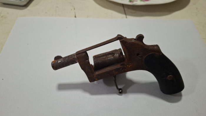 revólver calibre 22 incautado. revólver calibre 22 incautado.