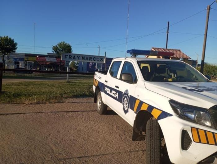 Movil policial con cartel de fondo de Fray Marcos