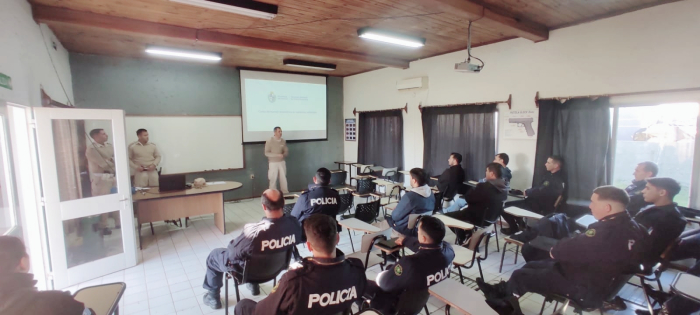 Instructores de la Dirección Nacional de Policía Caminera dictando capacitación.