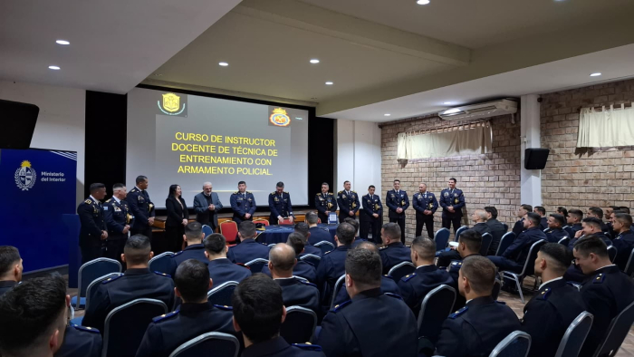 Instructor docente de técnica de entrenamiento con armamento policial