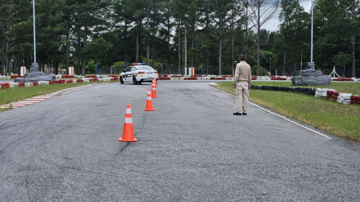 Prueba slalom, para evaluar la capacidad de respuesta, estabilidad lateral y control del vehículo.