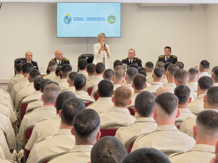 La Subsecretaria Cra. Gabriela Valverde dio la bienvenida a los 100 nuevos agentes.