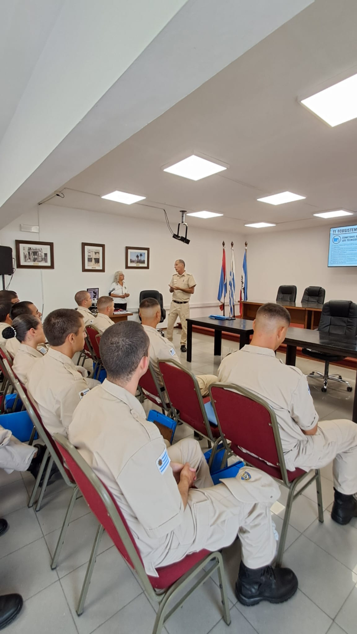 El Cabo Rogelio Acuña y la Cabo (PA) Patricia Coitinho realizando capacitación