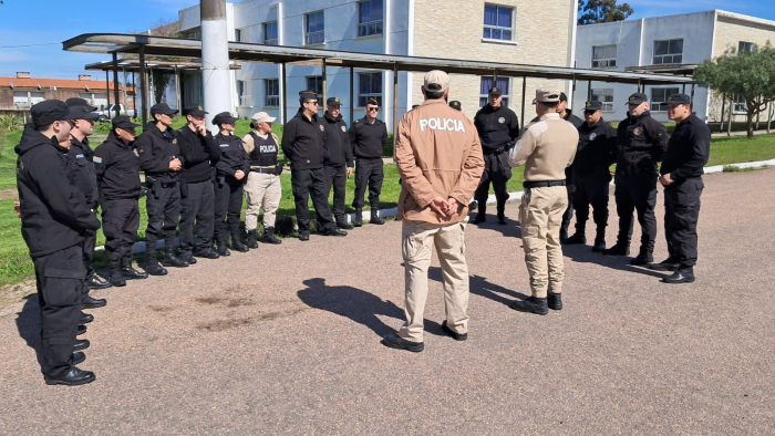 Instructores de Policía Caminera realizando indicaciones técnicas