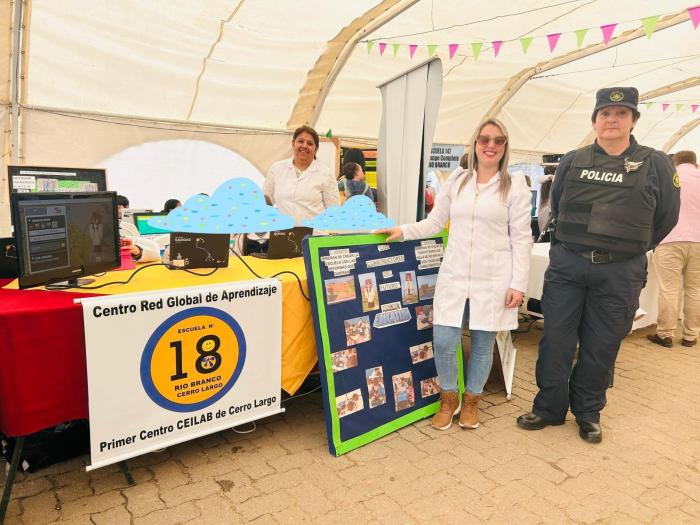 Policia comunitaria con docentes