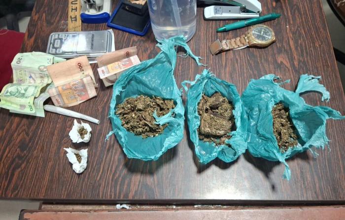Sustancia y dinero incautada dentro de un morral. Totalizando en 116 gramos de marihuana y $440 Sustancia y dinero incautada dentro de un morral. Totalizando en 116 gramos de marihuana y $440