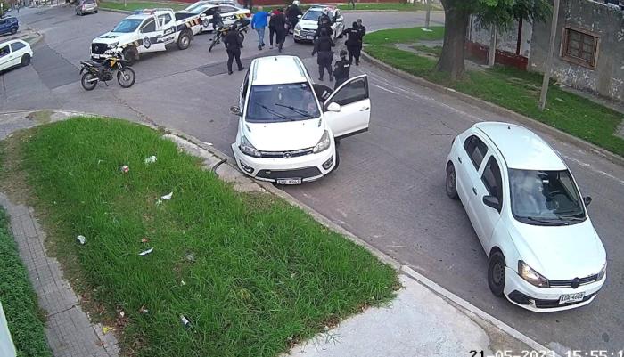 foto del momento donde se intercepta al auto y detienen a los dos delincuentes