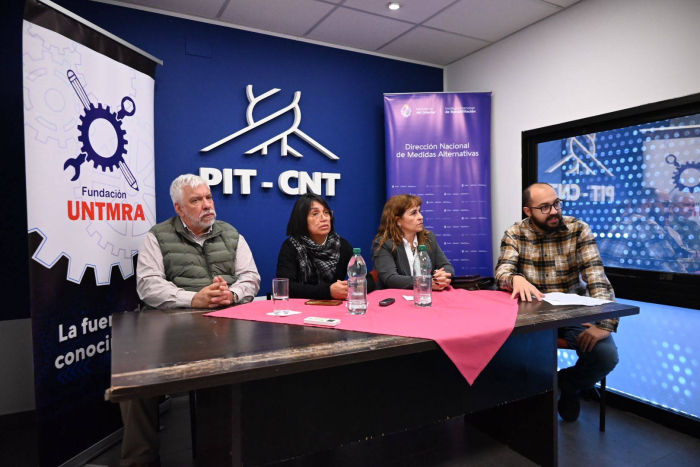 directora de la DINAMA, Patricia Peralta, y del presidente de la UNTMRA, Julio Pérez.