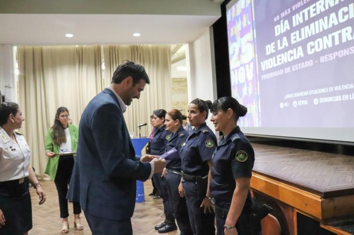 Policías mujeres recibiendo reconocimiento del Ministro del Interior