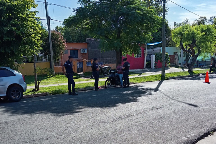 3 policías realizando control a un motociclista. 3 policías realizando control a un motociclista.