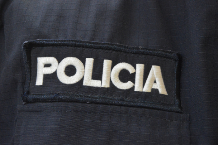 Letrero policía en uniforme