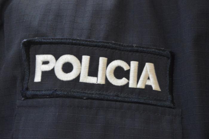 letrero policía uniforme