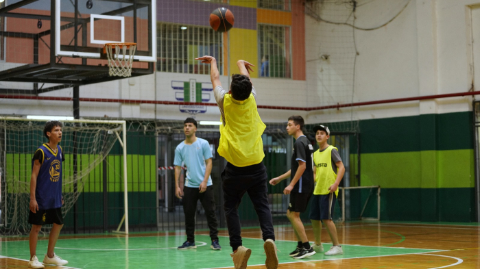 alumnos d eliceos jugando al Básquetbol