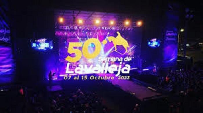 logo de 50° Semana de Lavalleja sobre escenario del Parque Rodó de Minas 