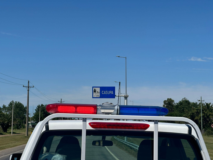 Barral de móvil policial y letrero de Casupá