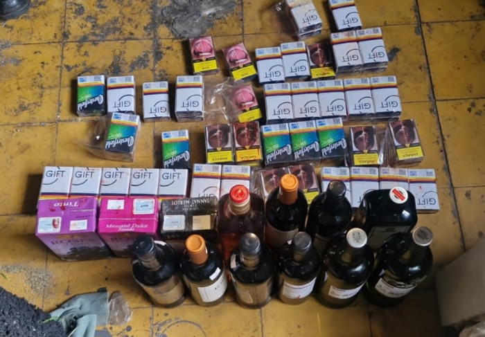 Botellas de vino y otras bebidas, así como cajillas de cigarrillos