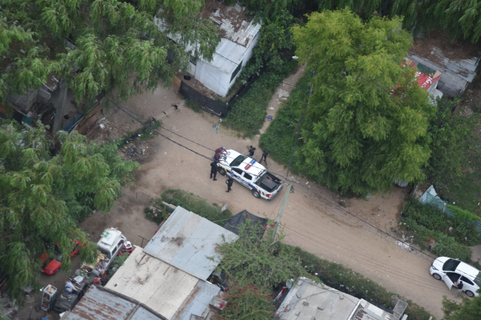foto aérea del despliegue policial durante los allanamientos 