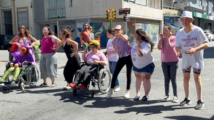 Varias mujeres en un semáforo realizando una actuación