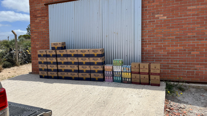 Incautación de 600 botellas de cerveza de 355 ml, botellas de vino y bebida energizante. Incautación de 600 botellas de cerveza de 355 ml, botellas de vino y bebida energizante.