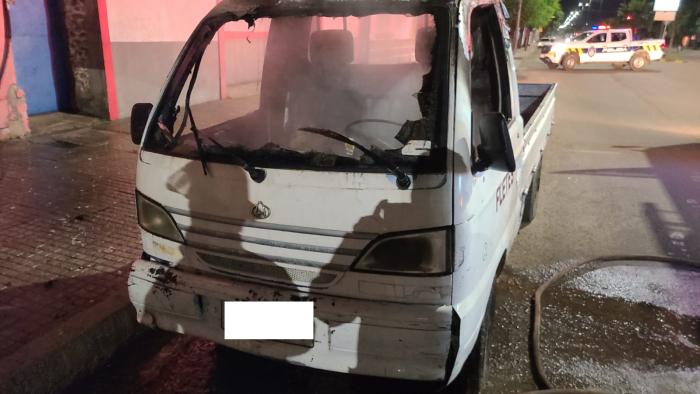 Camioneta incendiada por un hombre el cual resultó condenado. Camioneta incendiada, con humo dentro de la cabina.