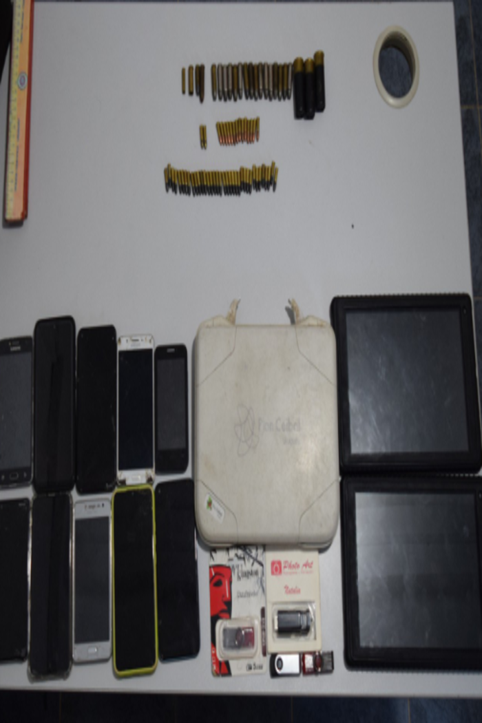 Incautación de municiones, armas, celulares y otros efectos en allanamiento Incautación de municiones, armas, celulares y otros efectos en allanamiento
