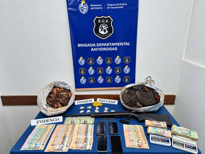 Dinero, armas, cobre, celulares, balanzas, drogas incautadas en allanamientos.