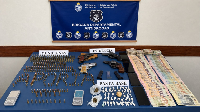 Operación Aporia Armas, dinero, drogas, balanzas incautados en allanamientos.