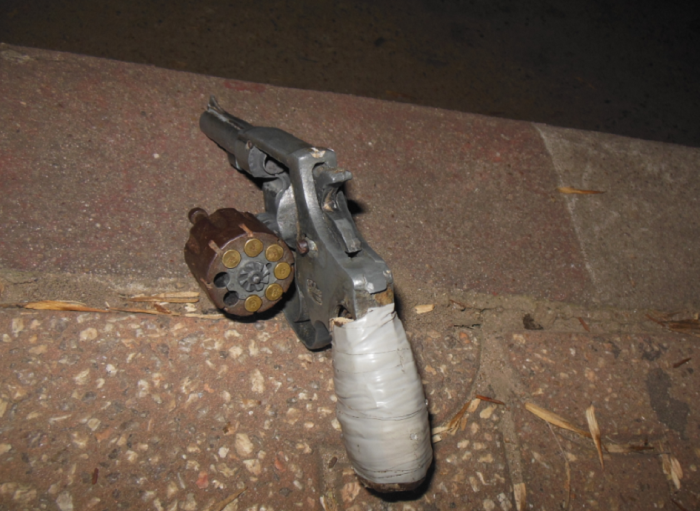 Revolver con municiones incautado