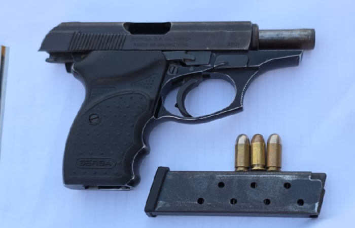 Arma incautada Arma incautada con cargador y munición