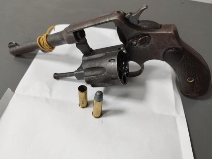 foto del arma y las municiones incautadas